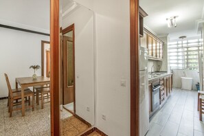 Fridge, microwave, oven, stovetop - University Apartment (Huelva)