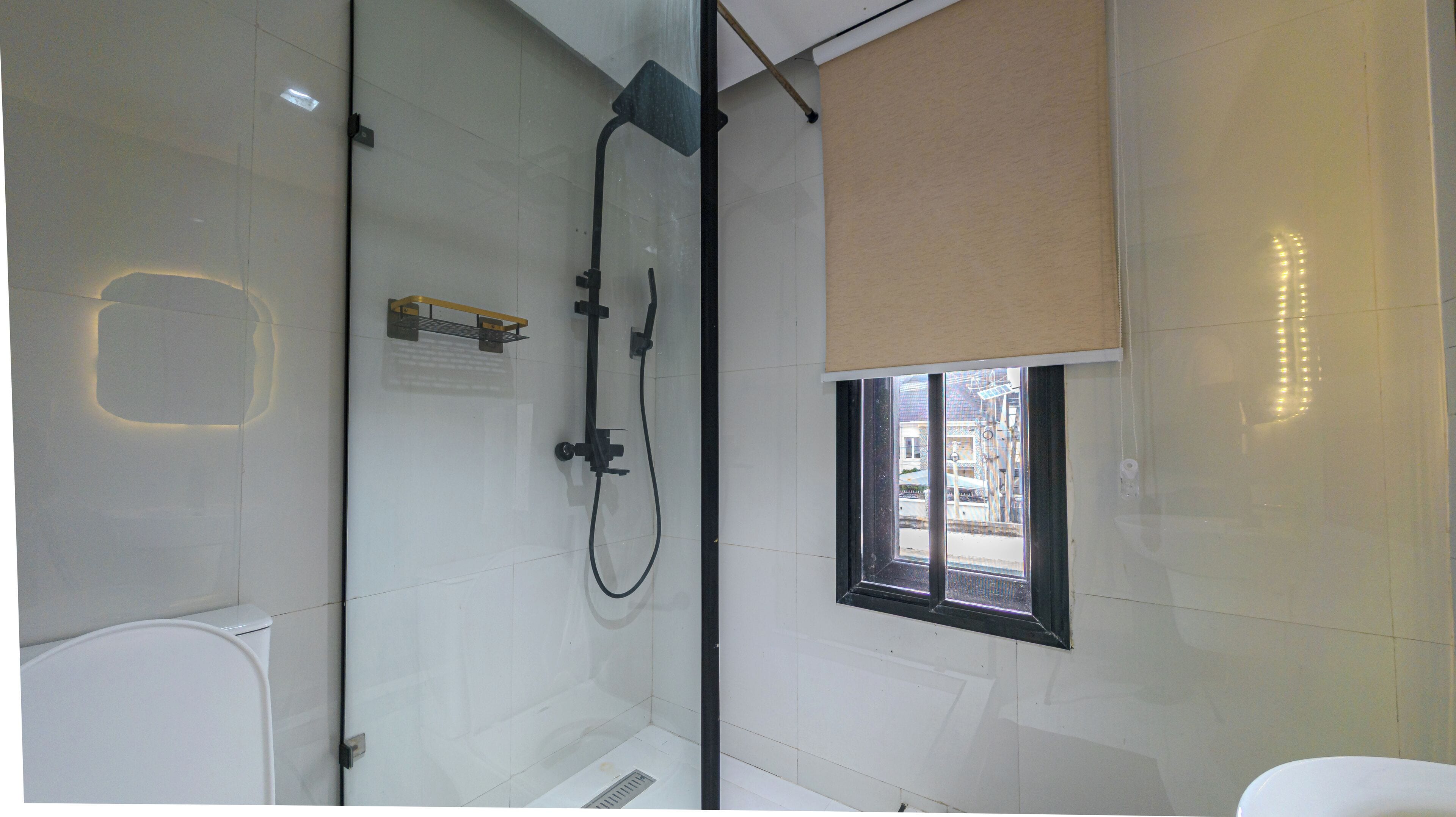 Douche, articles de toilette gratuits, savon, shampoing