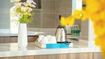 Familie suite, balkon, uitzicht op de stad | Privékeuken | Een microgolfoven