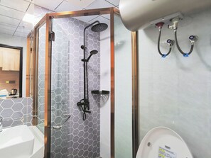 Eenvoudige tweepersoonskamer | Badkamer | Een douche, een haardroger, pantoffels, handdoeken