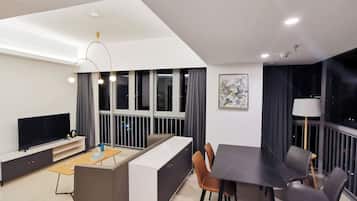 Grand Suite, Balcony, City View | In-room dining