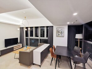 Family Suite, Balcony, City View | In-room dining