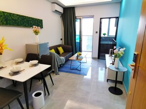 Standard-Suite, Balkon, Stadtblick | Wohnbereich