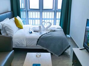 Desk, laptop workspace, blackout curtains, soundproofing - Wisdom Forest Hotel (Shenzhen)
