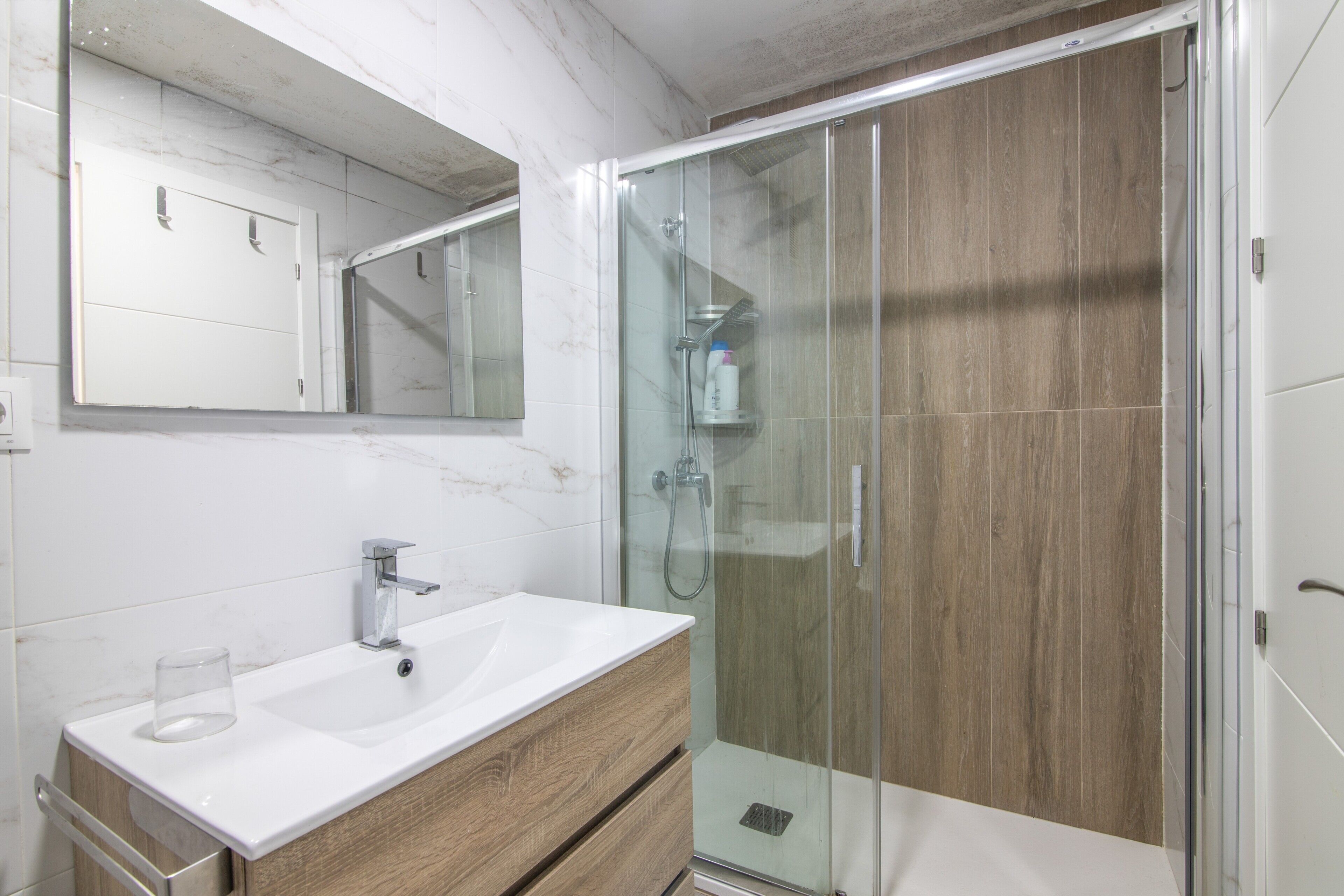 Een douche, handdoeken