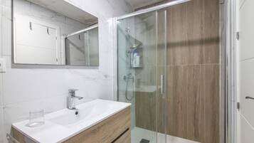 Een douche, handdoeken