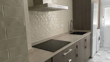 Een koelkast, een magnetron, een kookplaat, een broodrooster