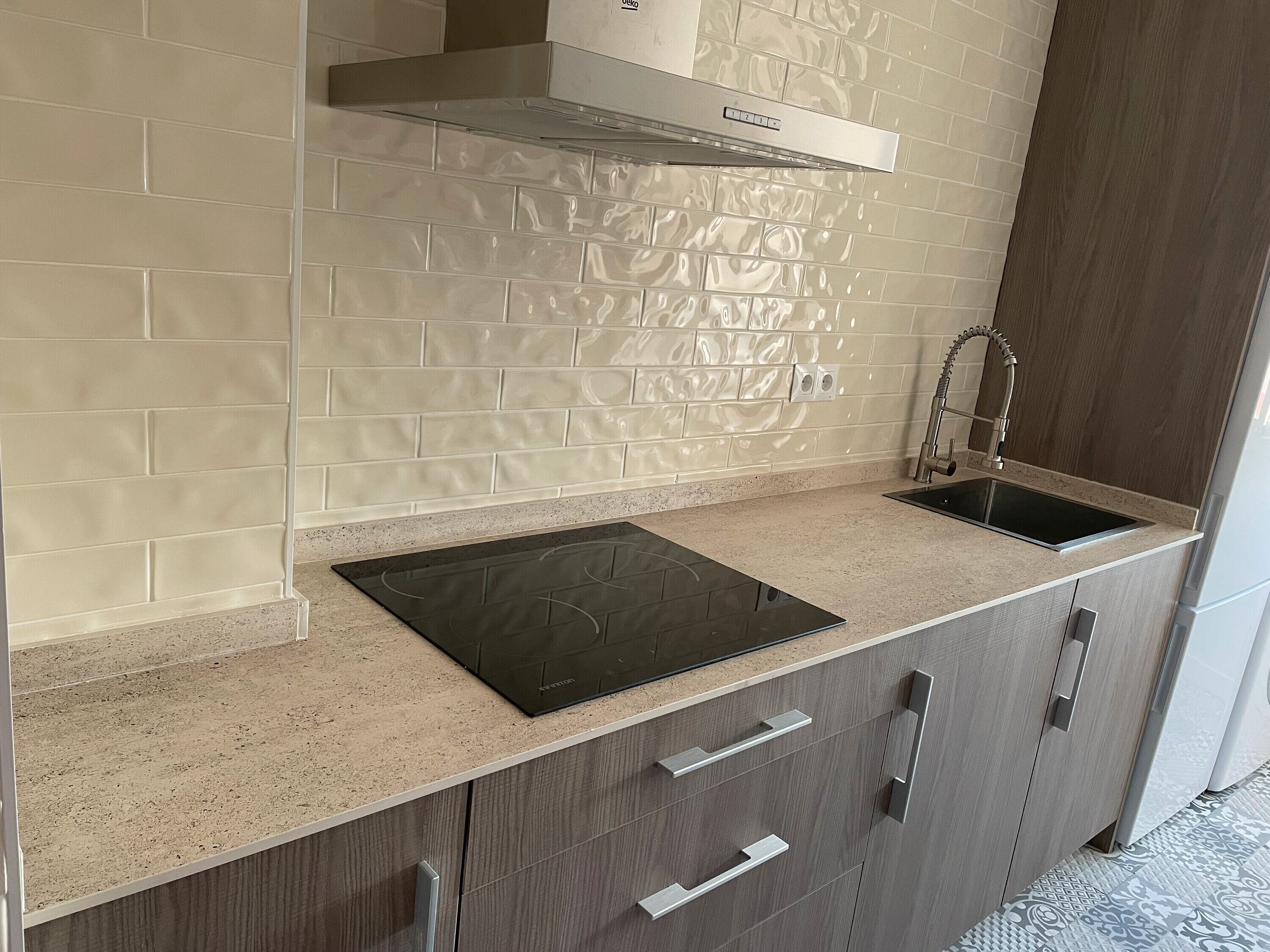 Een koelkast, een microgolfoven, een kookplaat, een broodrooster