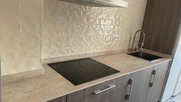 Een koelkast, een magnetron, een kookplaat, een broodrooster