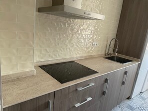 Réfrigérateur, four à micro-ondes, surface de cuisson, grille-pain