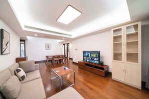 Leilighet – superior, 3 soverom, balkong, byutsikt | Oppholdsrom | Smart-TV