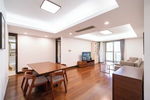 Superior Apartment, 3 Bedrooms, Balcony, City View | Living room | Smart TV