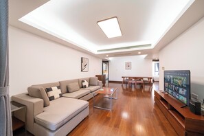 Appartement Supérieur, 3 chambres, balcon, vue ville | Salle de séjour