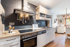 Fridge, microwave, oven, stovetop - Holiday Apartment 'Amberger' with Shared Terrace, Shared Garden and Wi-Fi (Lauterbach (Hessen))