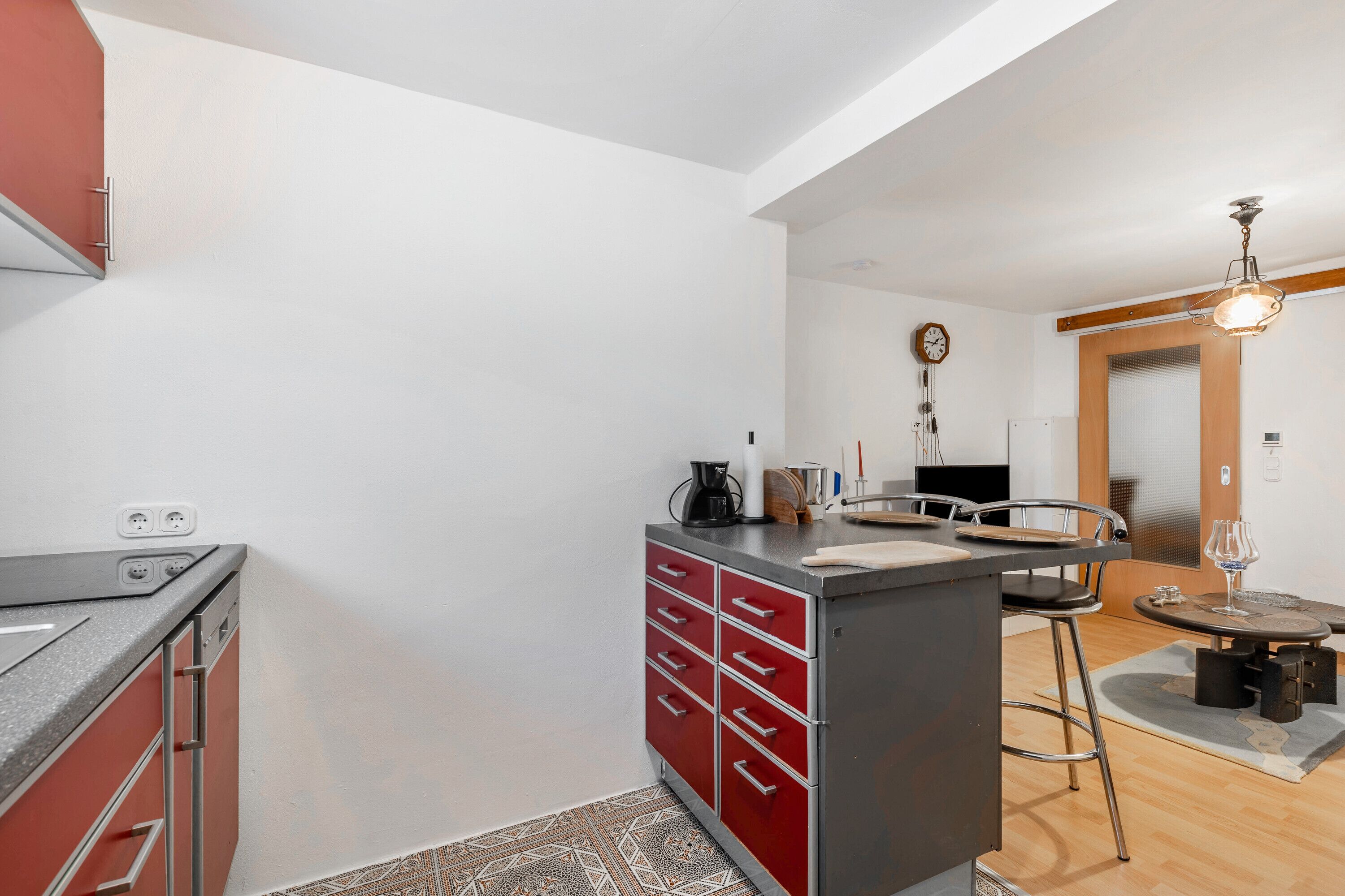 Réfrigérateur, four à micro-ondes, un four, surface de cuisson