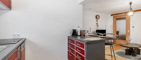 Réfrigérateur, four à micro-ondes, un four, surface de cuisson