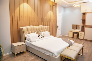 Deluxe Apartment, City View | Living area