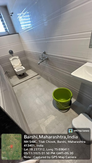 Deluxe Double Room | Bathroom | Shower, towels, soap