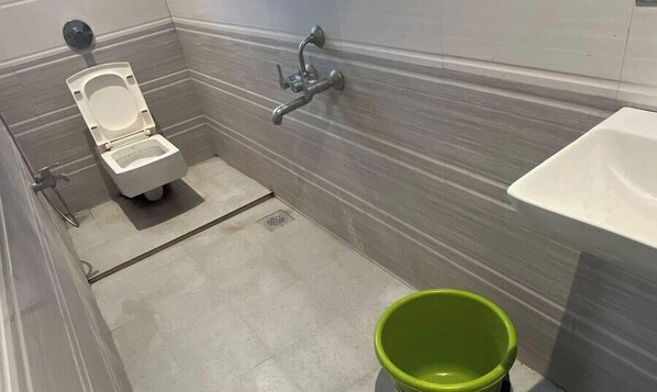 Une salle de bain moderne équipée de toilettes, d’un bidet et d’un lavabo.