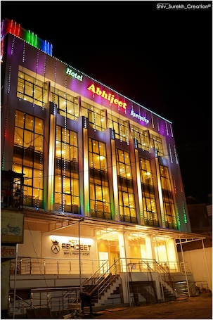 Fachada da propriedade. HOTEL ABHIJEET EXECUTIVE