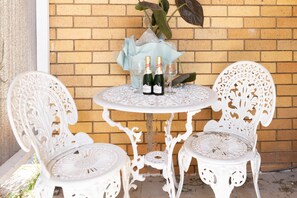 Outdoor dining - Romantic Escape - close to airport (Boondall)
