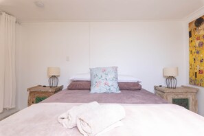 1 dormitorio, tabla de planchar con plancha, wifi y ropa de cama