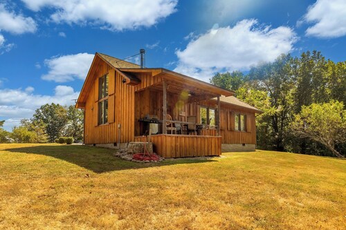 Peaceful Nature Retreat with Artistic Charm