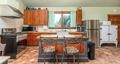 Cedar Hills Retreat: Peaceful Southern IL Escape