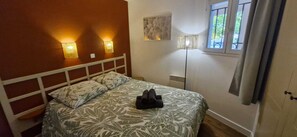 2 makuuhuonetta, silitysrauta/-lauta, vuodevaatteet