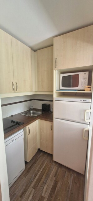 Jääkaappi, mikroaaltouuni, liesi, astianpesukone