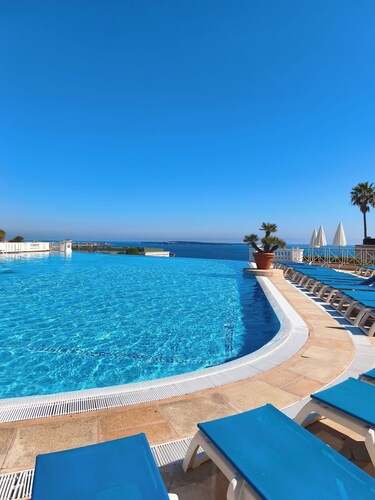 Garden apartment in luxury residence with swimming pool near beach