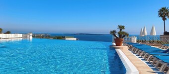 Garden apartment in luxury residence with swimming pool near beach
