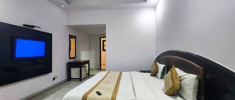 Deluxe Double Room | Desk, laptop workspace, free WiFi