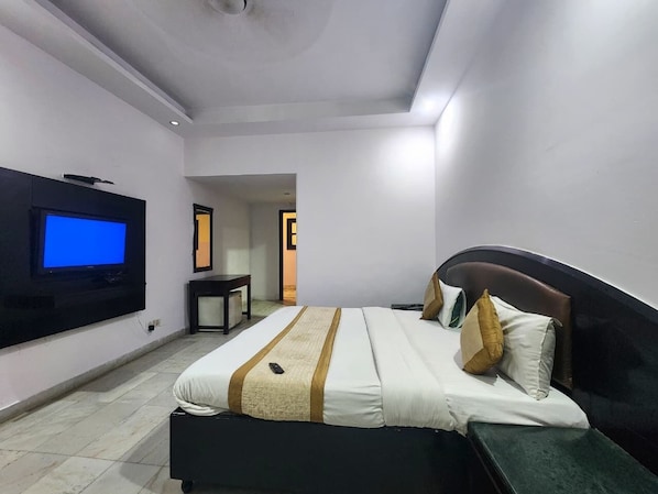 Deluxe Double Room | Desk, laptop workspace, free WiFi