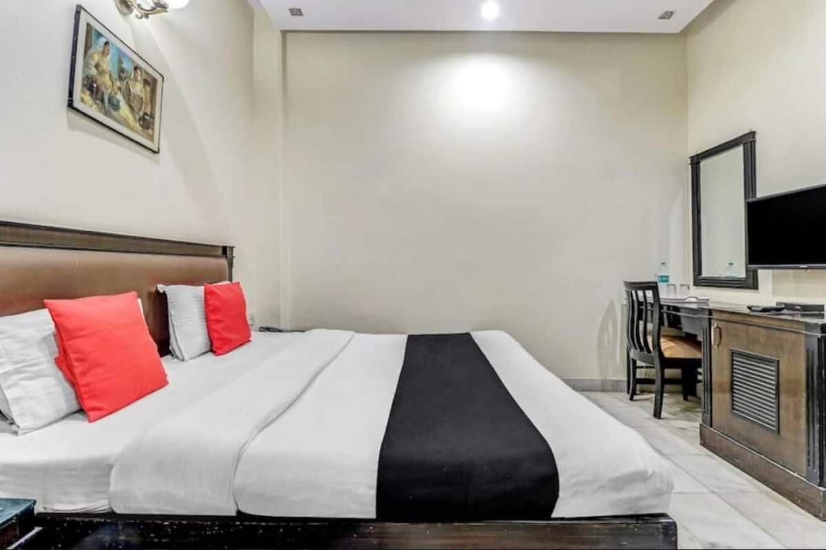 Deluxe Double or Twin Room | Desk, laptop workspace, free WiFi