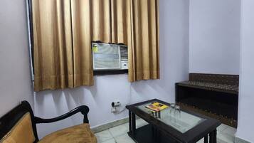 Escritorio, espacio para trabajar con laptop y wifi gratis