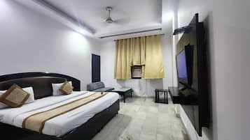 Luxury Suite | Desk, laptop workspace, free WiFi