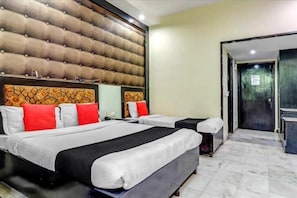 Luxury Suite | Desk, laptop workspace, free WiFi