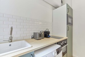 Refrigerador, microondas, horno y cafetera y tetera 