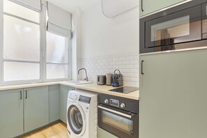 Refrigerador, microondas, horno y cafetera y tetera 