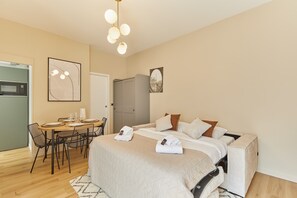 Tabla de planchar con plancha, wifi y ropa de cama 