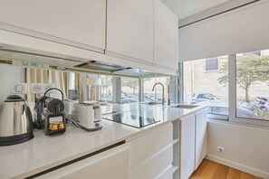 Fridge, microwave, stovetop, dishwasher - Modern studio Invalides Tour Eiffel (Paris)