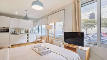 Tabla de planchar con plancha, wifi y ropa de cama