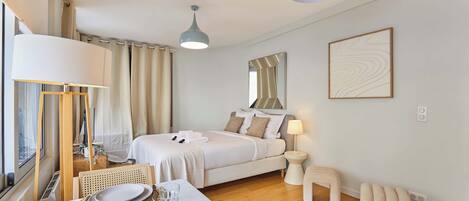 Tabla de planchar con plancha, wifi y ropa de cama