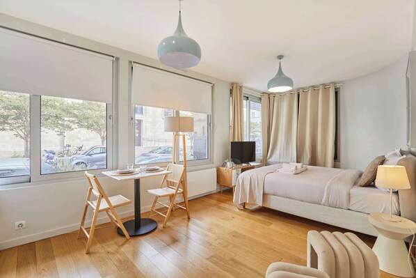 Iron/ironing board, WiFi, bed sheets