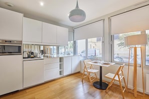 Fridge, microwave, stovetop, dishwasher
