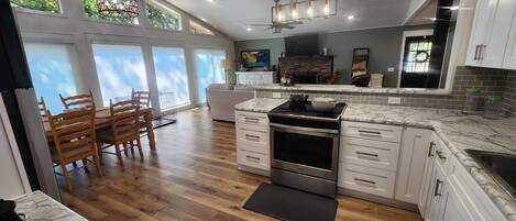 Køleskab, mikrobølgeovn, ovn, kogeplade