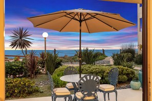 Outdoor dining - Solana Tides - New! Remodeled Oceanfront Condo (Solana Beach)