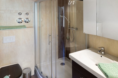 Shower, hair dryer, towels. Holiday Apartment 'Am Roten Schloss' with Shared Terrace, Shared Garden and Wi-Fi