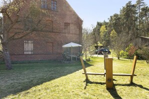 Outdoor dining - Holiday Apartment 'Am Roten Schloss' with Shared Terrace, Shared Garden and Wi-Fi (Baruth/Mark)
